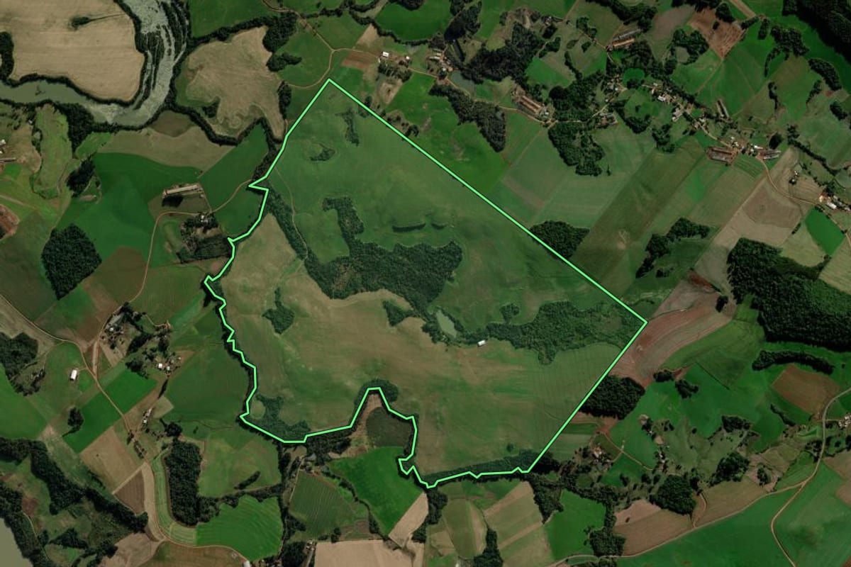 Imagem de satélite do imóvel rural em Ipuaçu (SC), com o contorno declarado no CAR desenhado por cima.