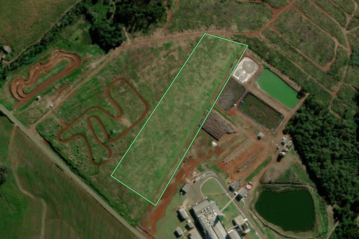 Imagem de satélite do imóvel rural em Ipuaçu (SC), com o contorno declarado no CAR desenhado por cima.
