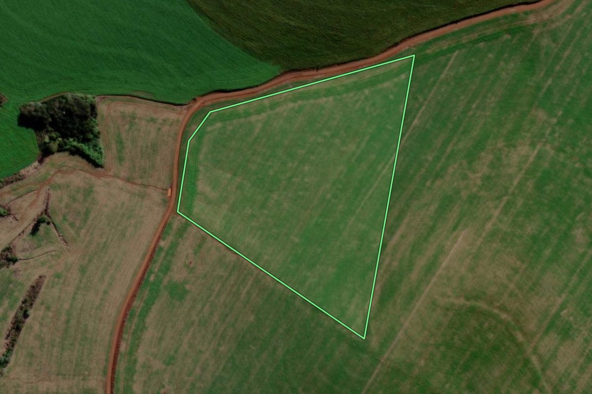 Imagem de satélite do imóvel rural em Ipuaçu (SC), com o contorno declarado no CAR desenhado por cima.