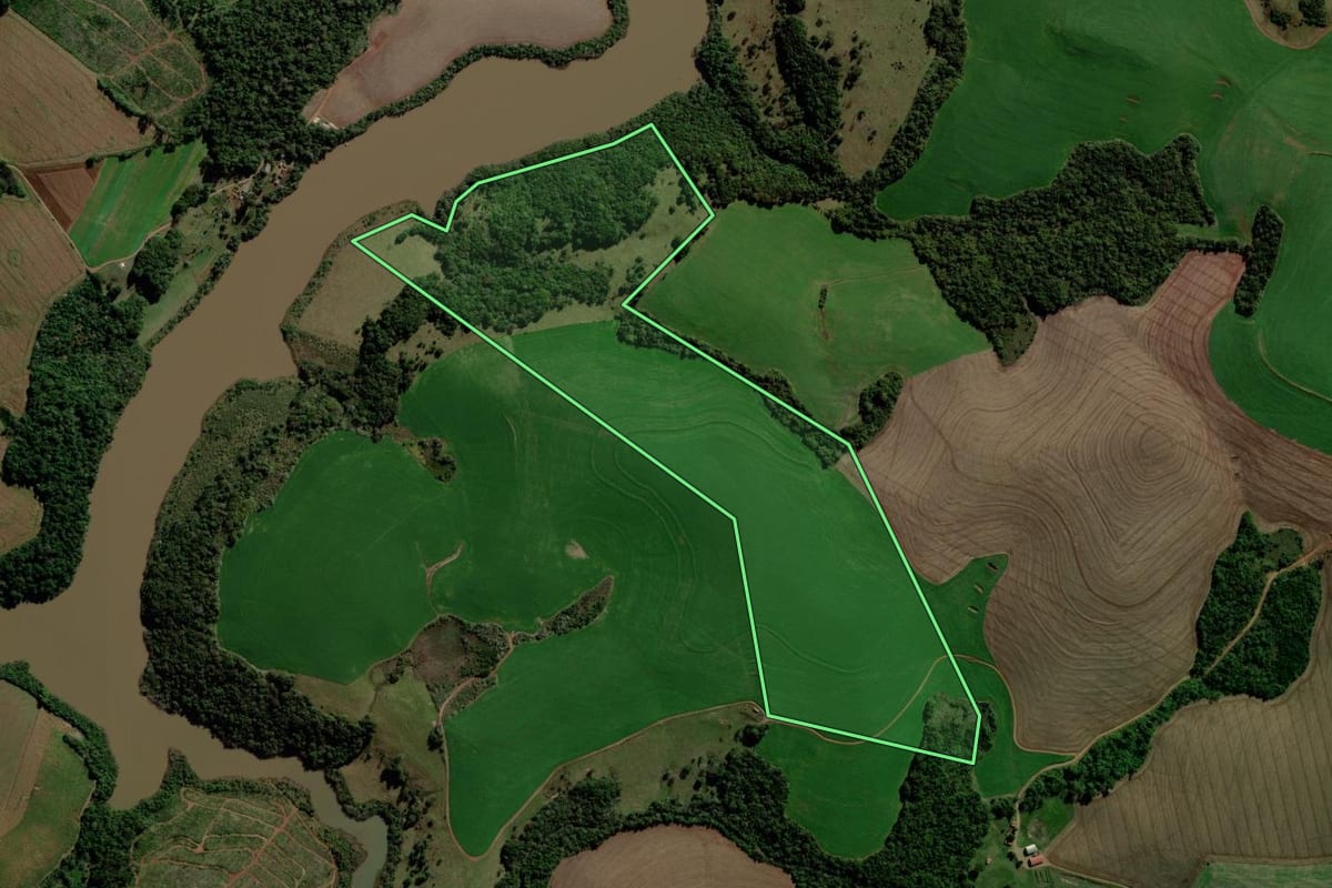 Imagem de satélite do imóvel rural em Ipuaçu (SC), com o contorno declarado no CAR desenhado por cima.