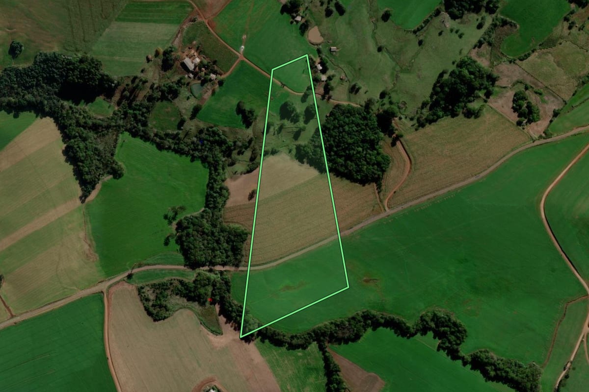 Imagem de satélite do imóvel rural em Ipuaçu (SC), com o contorno declarado no CAR desenhado por cima.