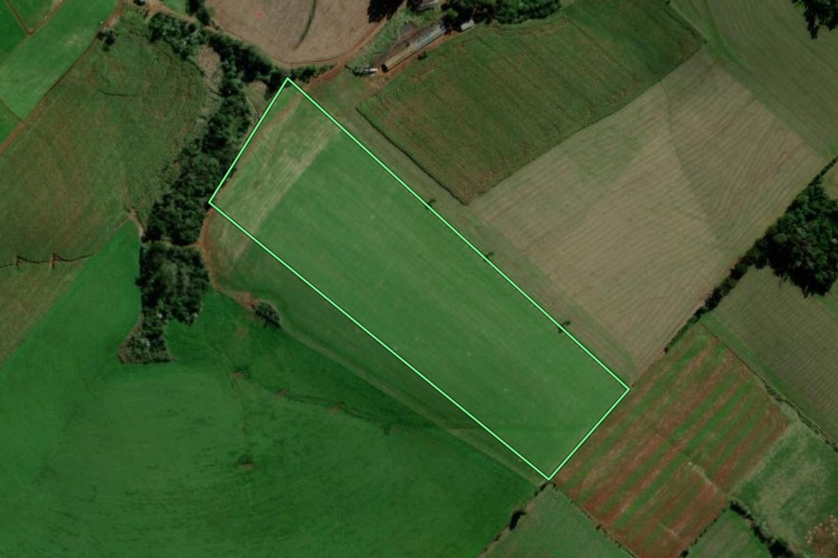 Imagem de satélite do imóvel rural em Ipuaçu (SC), com o contorno declarado no CAR desenhado por cima.