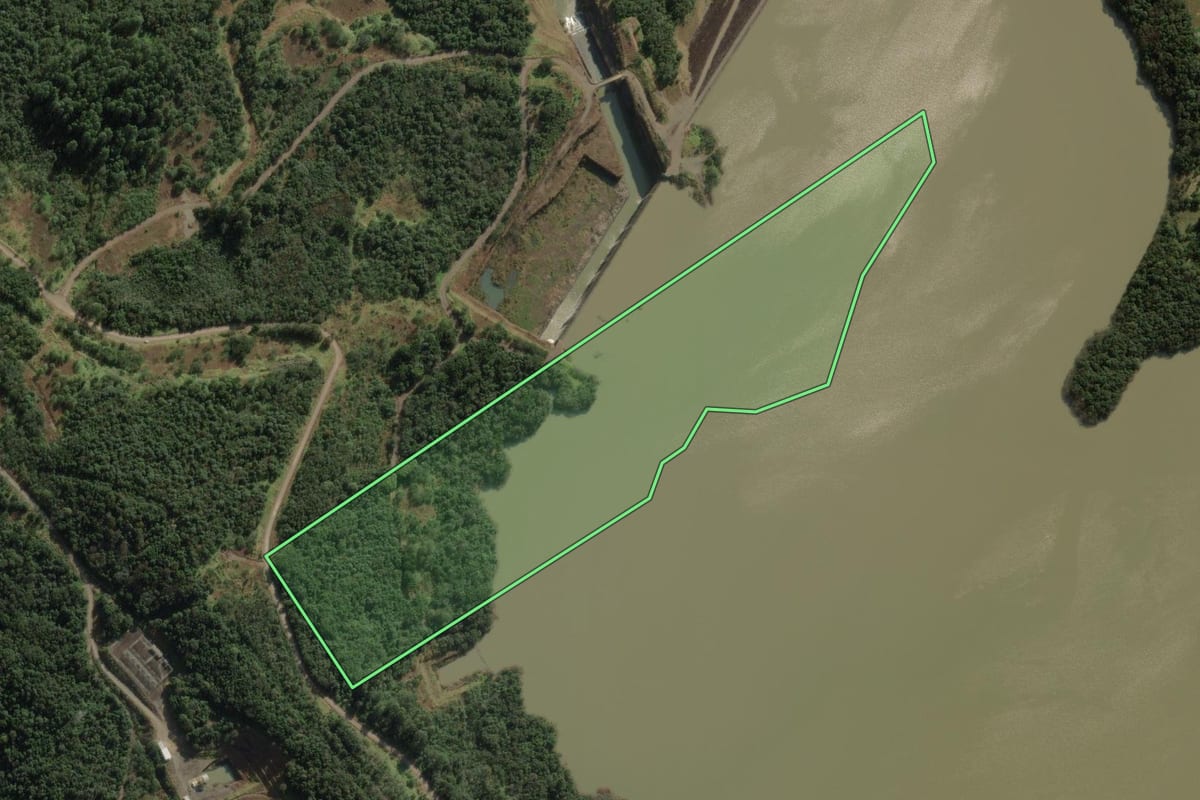 Imagem de satélite do imóvel rural em Ipuaçu (SC), com o contorno declarado no CAR desenhado por cima.