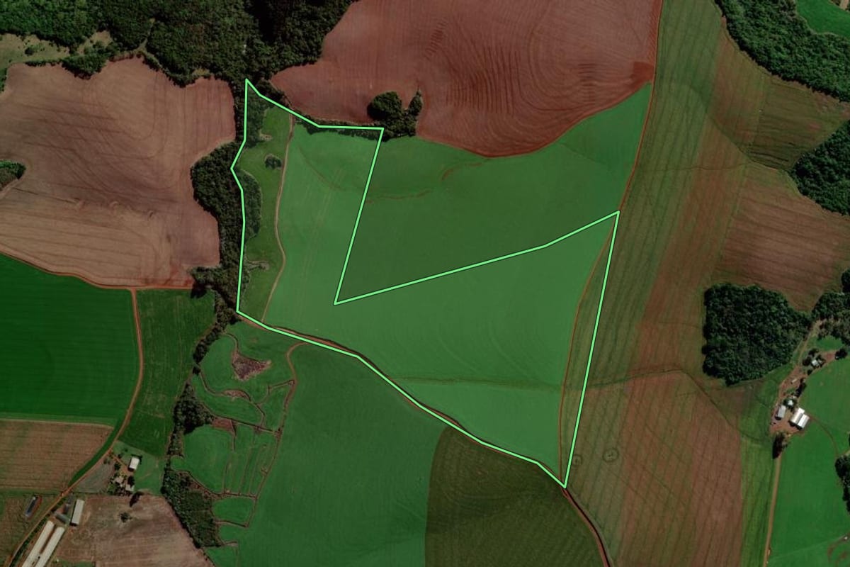 Imagem de satélite do imóvel rural em Ipuaçu (SC), com o contorno declarado no CAR desenhado por cima.