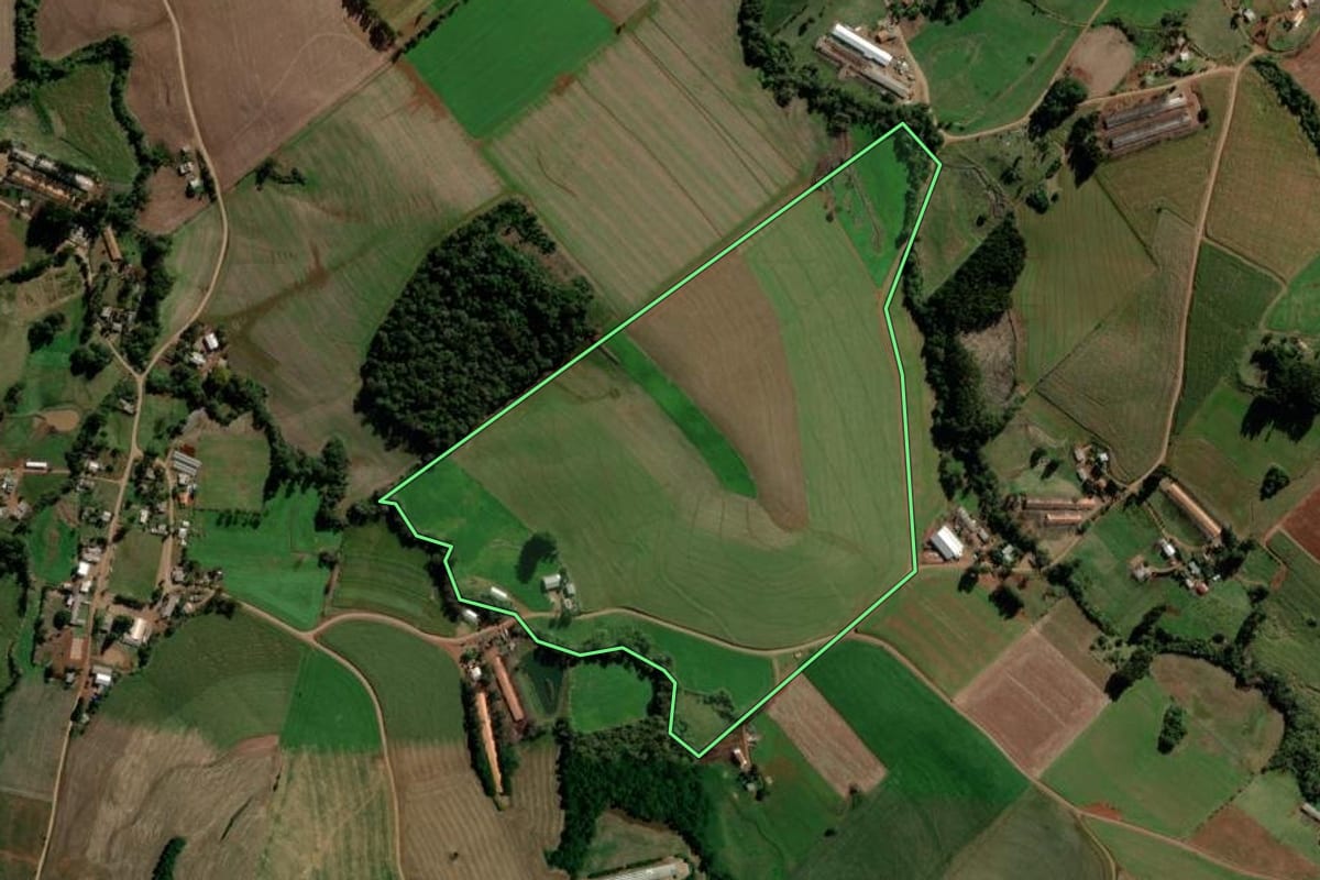 Imagem de satélite do imóvel rural em Ipuaçu (SC), com o contorno declarado no CAR desenhado por cima.