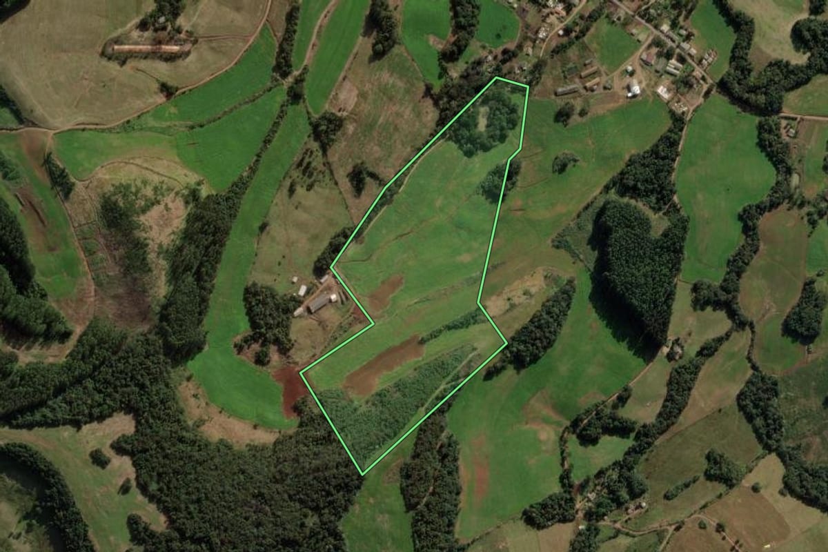 Imagem de satélite do imóvel rural em Ipuaçu (SC), com o contorno declarado no CAR desenhado por cima.