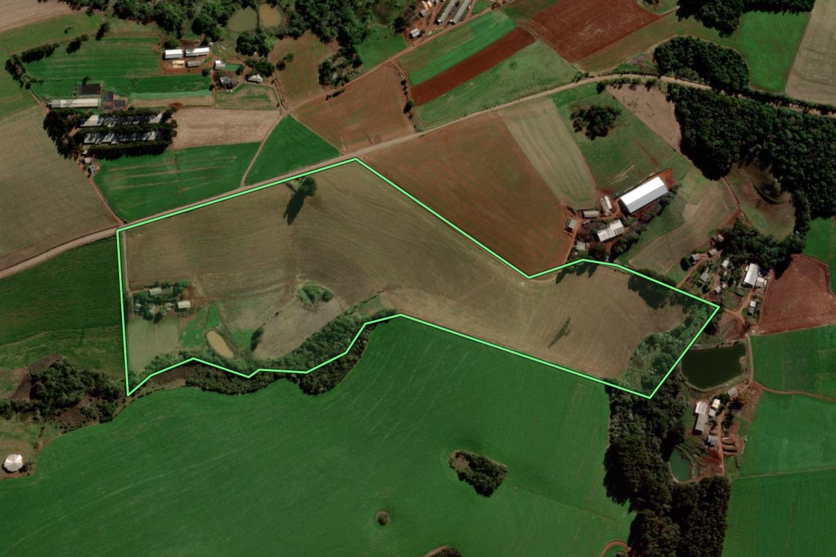 Imagem de satélite do imóvel rural em Ipuaçu (SC), com o contorno declarado no CAR desenhado por cima.