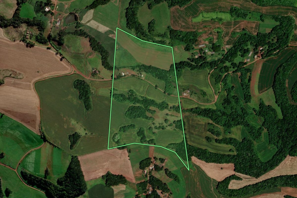 Imagem de satélite do imóvel rural em Ipuaçu (SC), com o contorno declarado no CAR desenhado por cima.