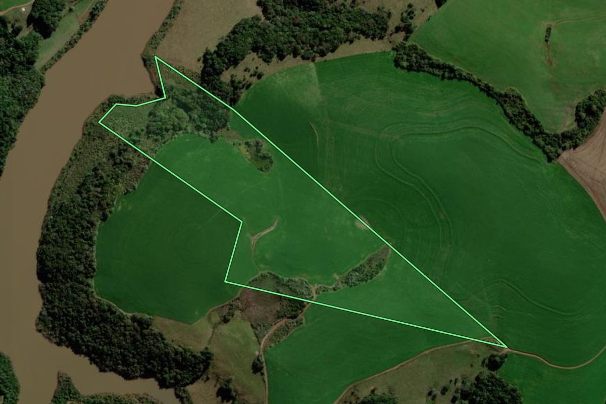 Imagem de satélite do imóvel rural em Ipuaçu (SC), com o contorno declarado no CAR desenhado por cima.