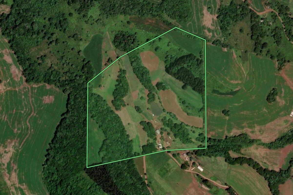 Imagem de satélite do imóvel rural em Ipuaçu (SC), com o contorno declarado no CAR desenhado por cima.