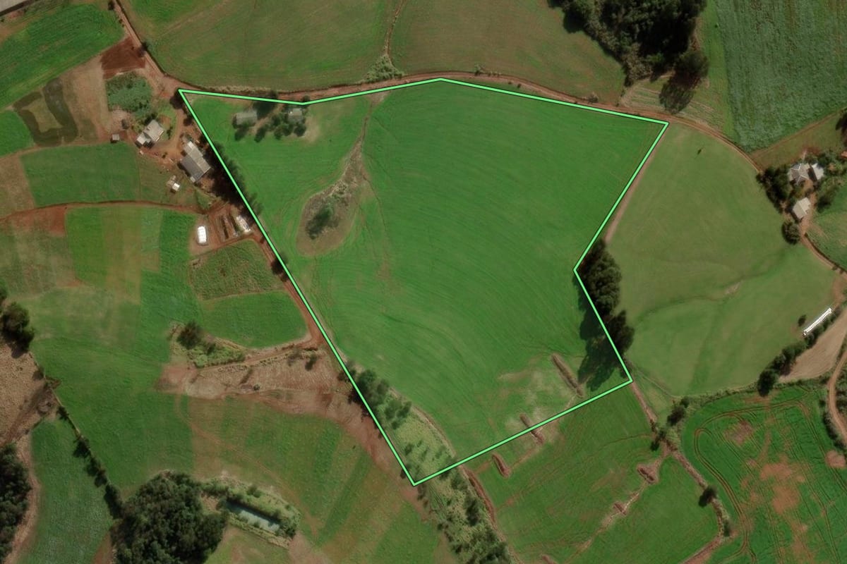 Imagem de satélite do imóvel rural em Ipuaçu (SC), com o contorno declarado no CAR desenhado por cima.
