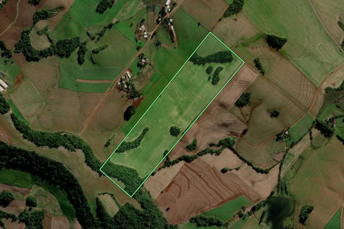 Imagem de satélite do imóvel rural em Ipuaçu (SC), com o contorno declarado no CAR desenhado por cima.