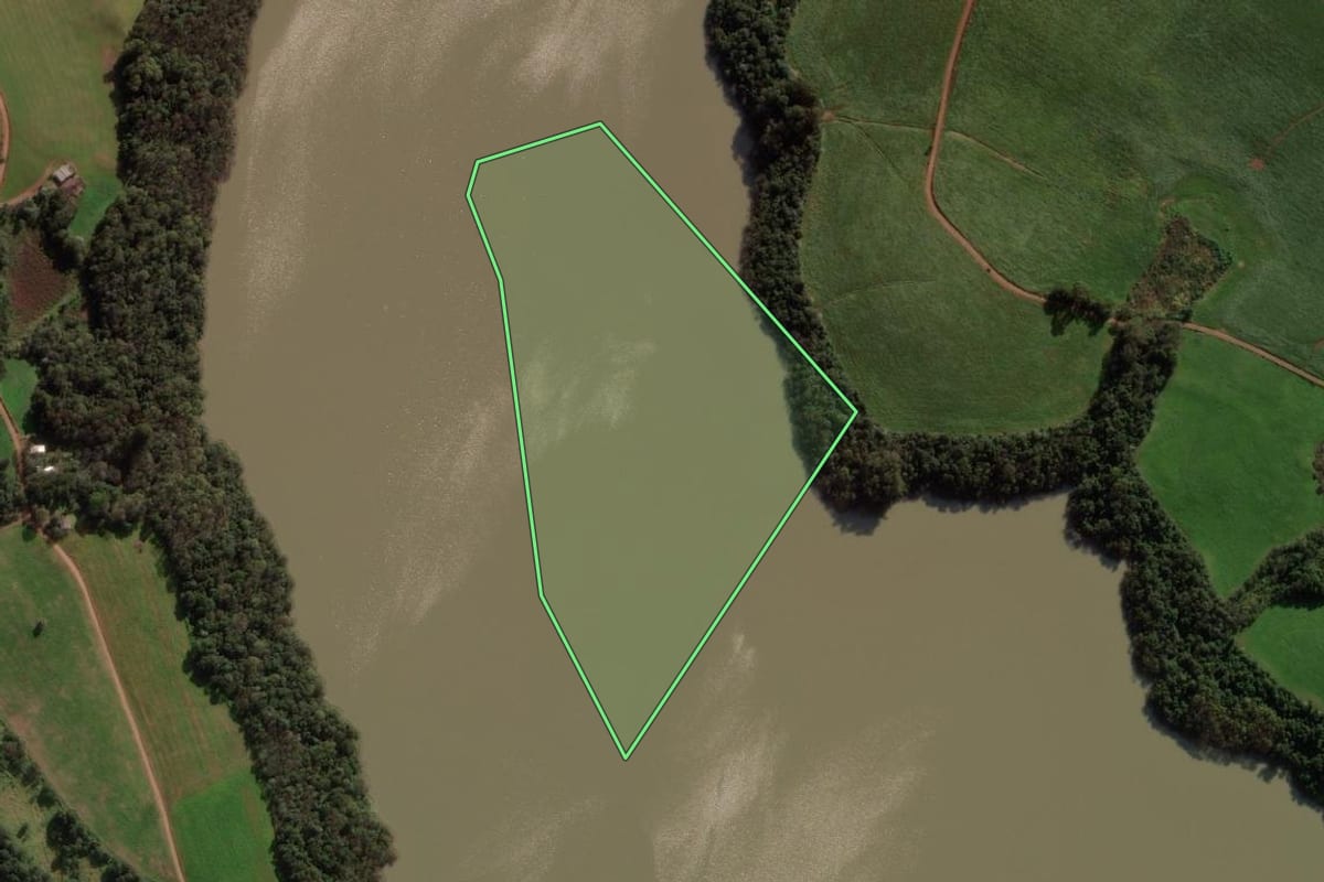 Imagem de satélite do imóvel rural em Ipuaçu (SC), com o contorno declarado no CAR desenhado por cima.
