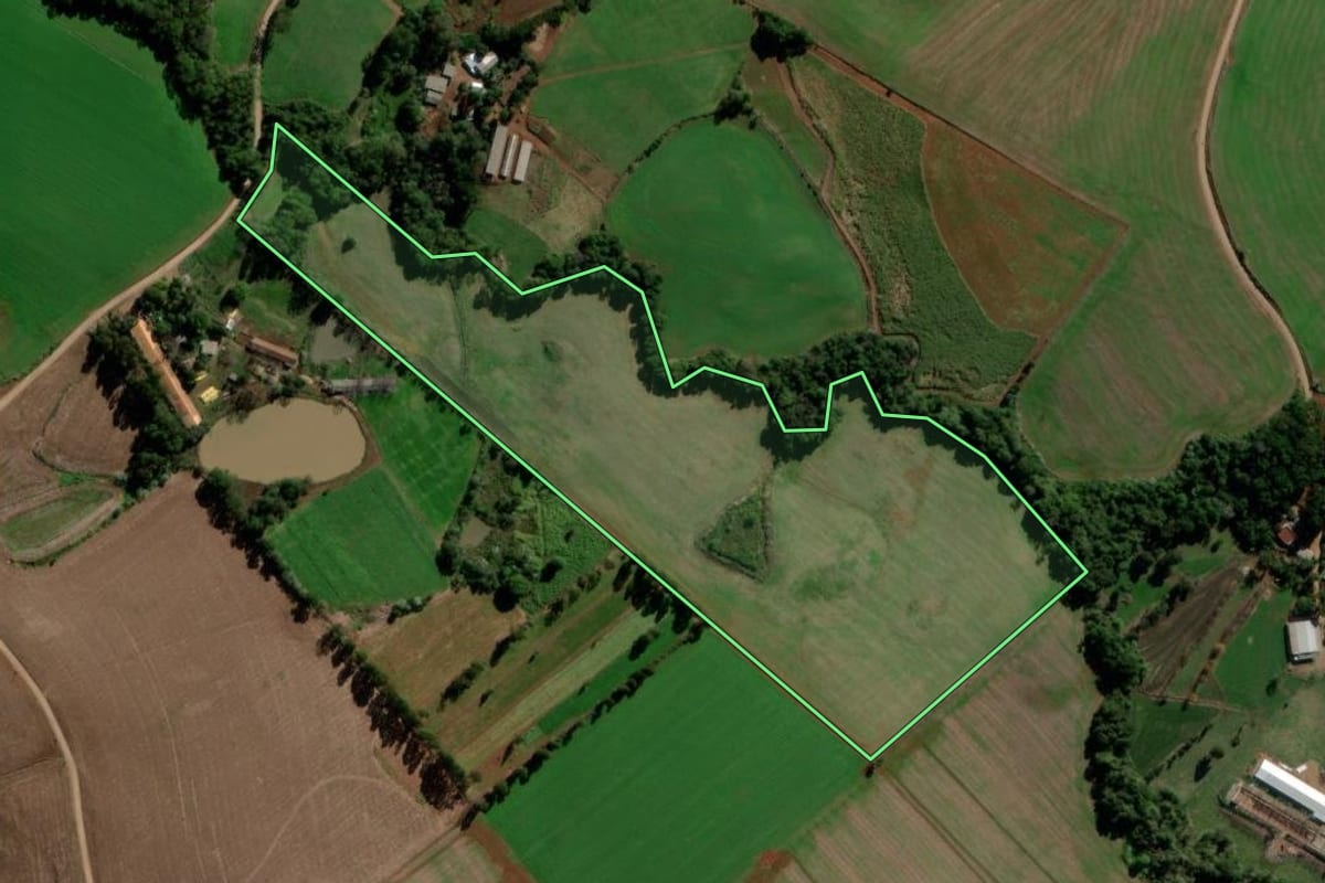 Imagem de satélite do imóvel rural em Ipuaçu (SC), com o contorno declarado no CAR desenhado por cima.