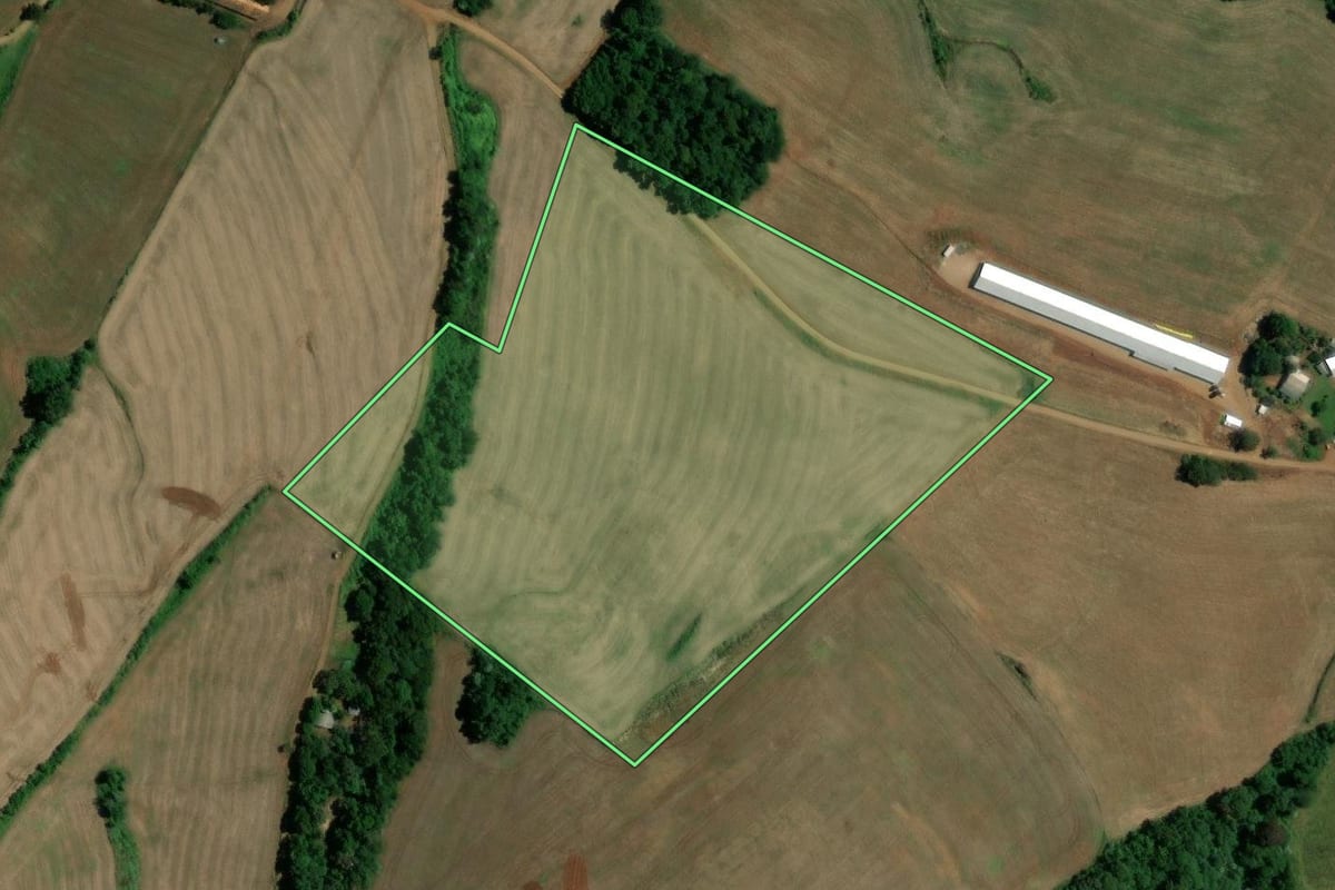 Imagem de satélite do imóvel rural em Ipuaçu (SC), com o contorno declarado no CAR desenhado por cima.