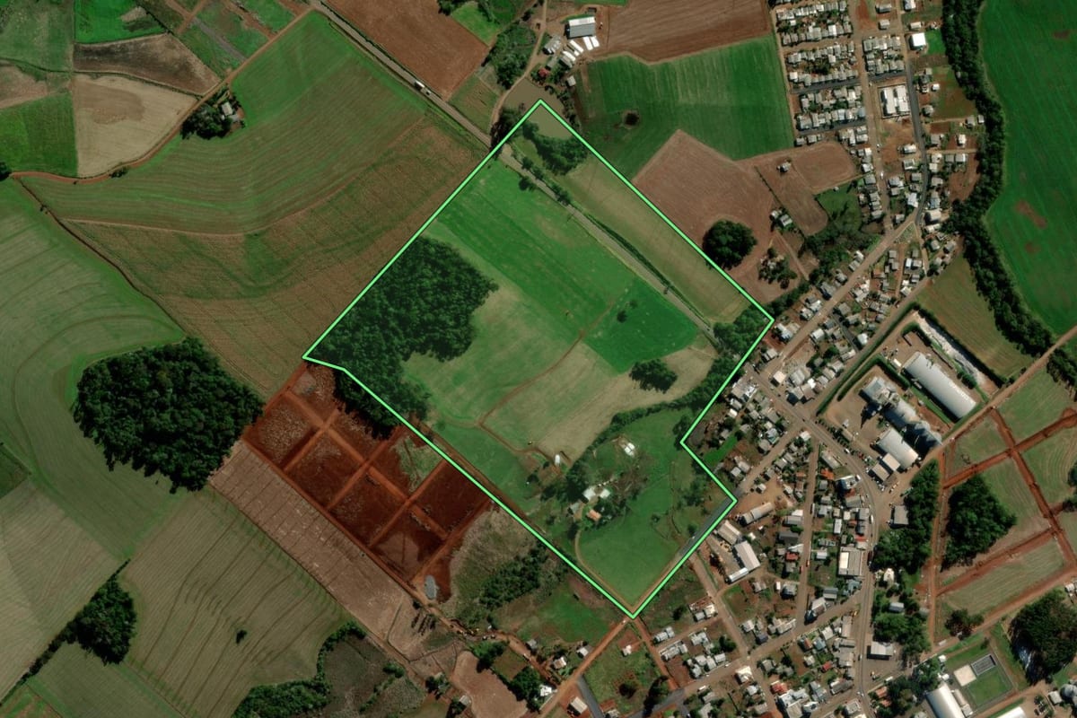 Imagem de satélite do imóvel rural em Ipuaçu (SC), com o contorno declarado no CAR desenhado por cima.