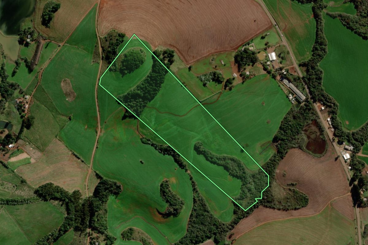 Imagem de satélite do imóvel rural em Ipuaçu (SC), com o contorno declarado no CAR desenhado por cima.