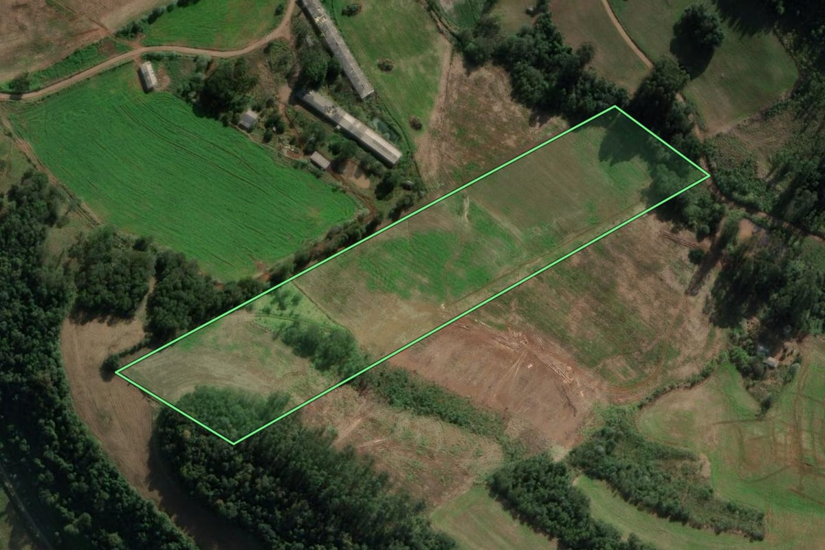 Imagem de satélite do imóvel rural em Ipuaçu (SC), com o contorno declarado no CAR desenhado por cima.