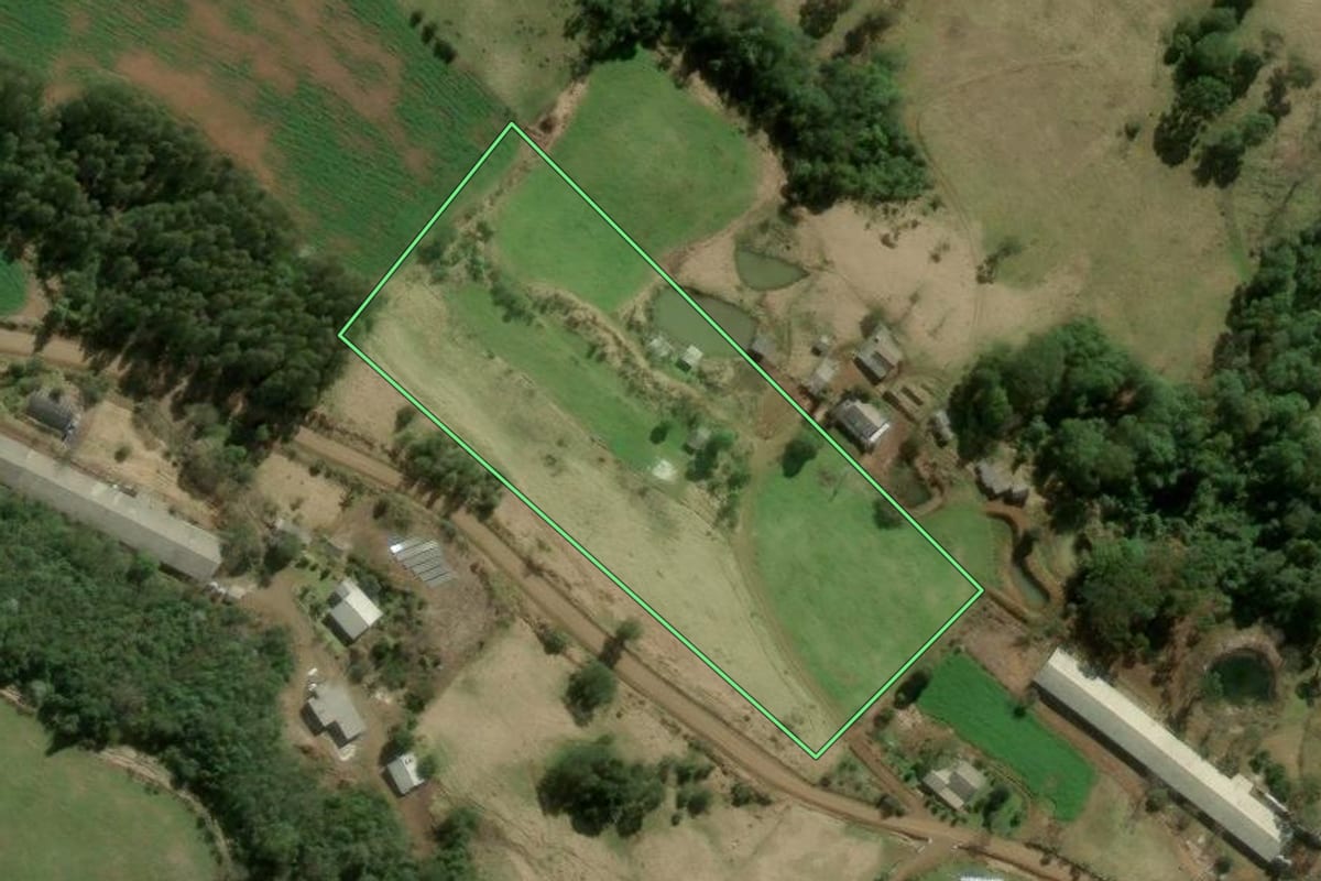 Imagem de satélite do imóvel rural em Ipumirim (SC), com o contorno declarado no CAR desenhado por cima.