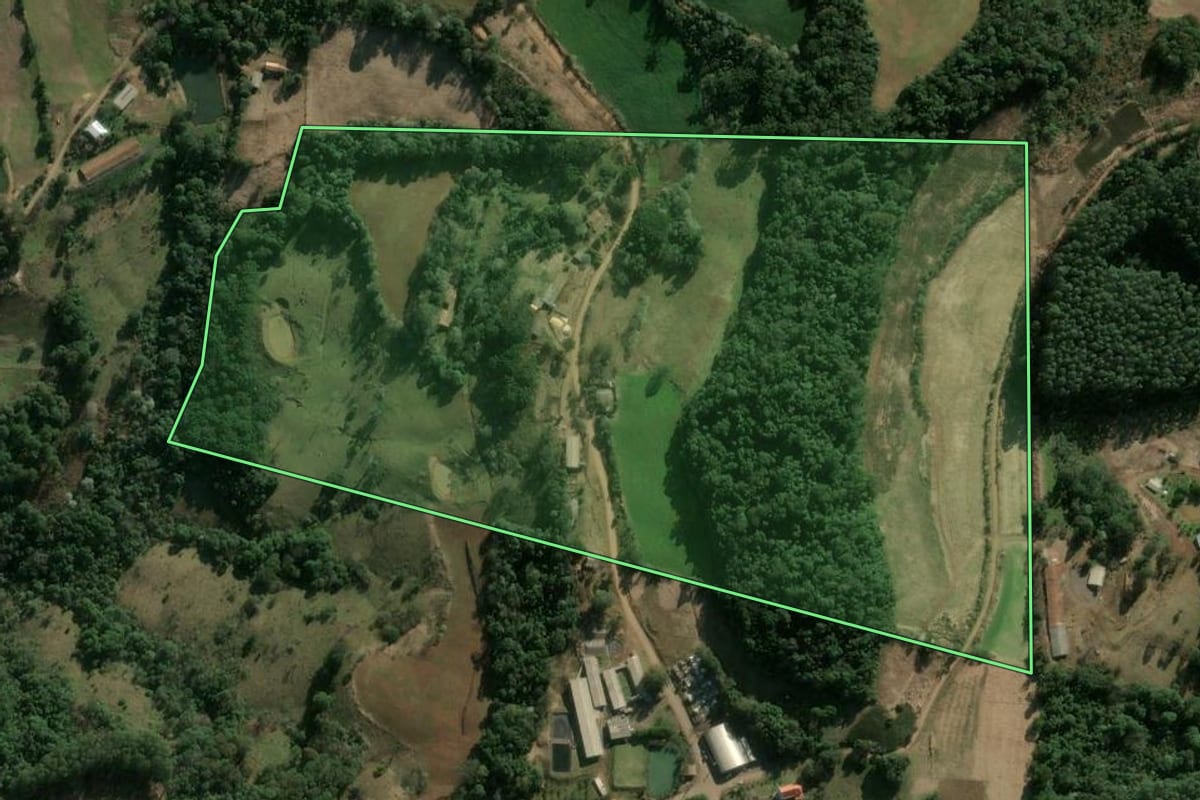 Imagem de satélite do imóvel rural em Ipumirim (SC), com o contorno declarado no CAR desenhado por cima.