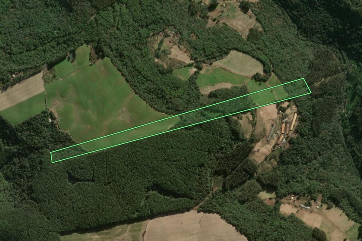 Imagem de satélite do imóvel rural em Ipumirim (SC), com o contorno declarado no CAR desenhado por cima.