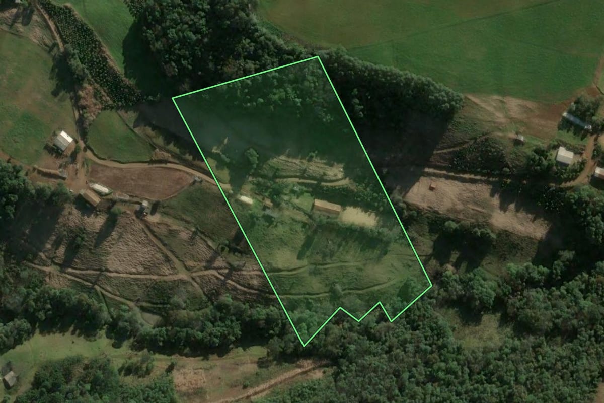 Imagem de satélite do imóvel rural em Ipumirim (SC), com o contorno declarado no CAR desenhado por cima.