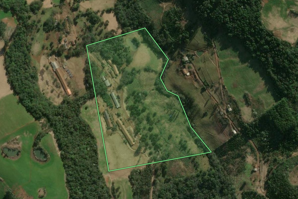 Imagem de satélite do imóvel rural em Ipumirim (SC), com o contorno declarado no CAR desenhado por cima.