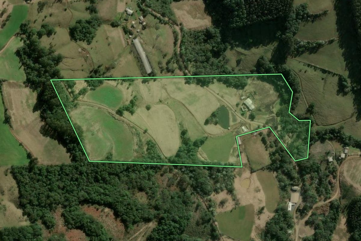 Imagem de satélite do imóvel rural em Ipumirim (SC), com o contorno declarado no CAR desenhado por cima.