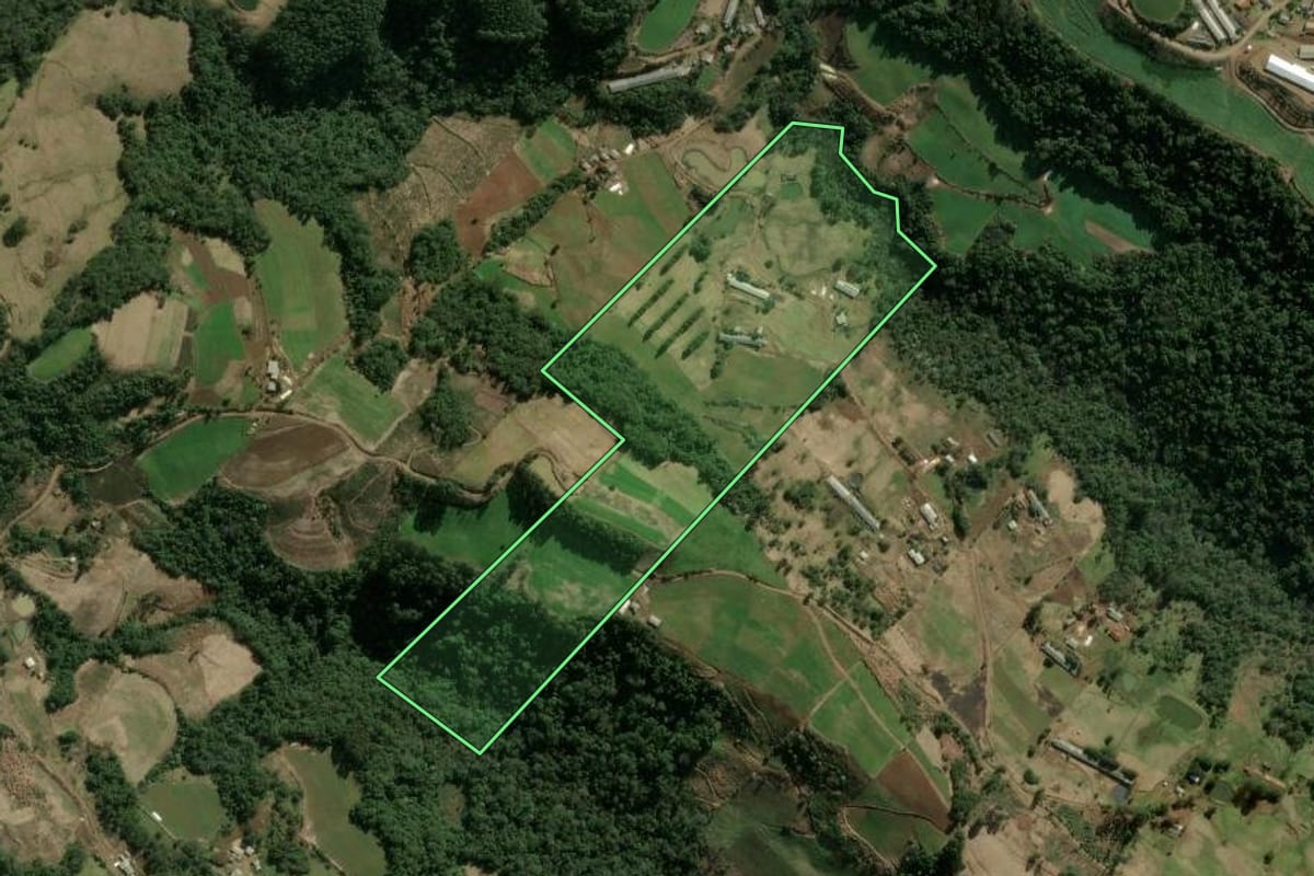 Imagem de satélite do imóvel rural em Ipumirim (SC), com o contorno declarado no CAR desenhado por cima.