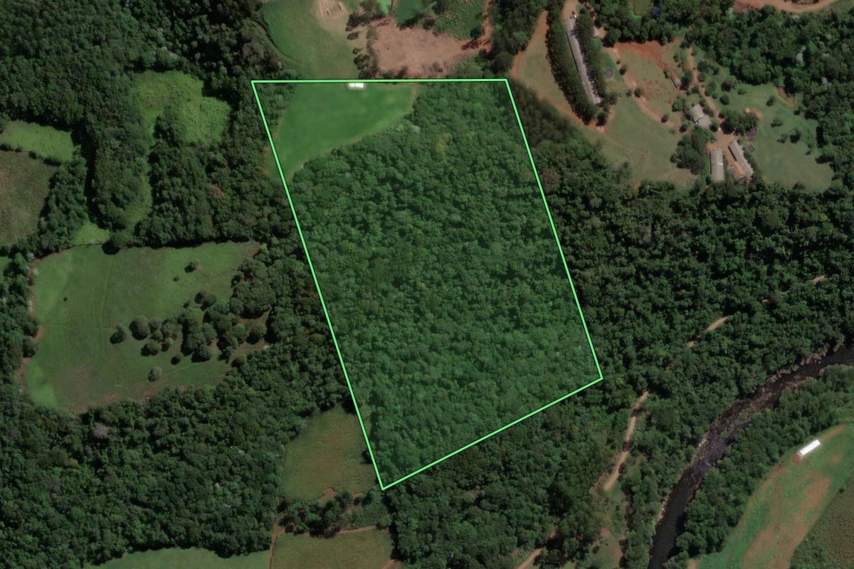 Imagem de satélite do imóvel rural em Ipumirim (SC), com o contorno declarado no CAR desenhado por cima.