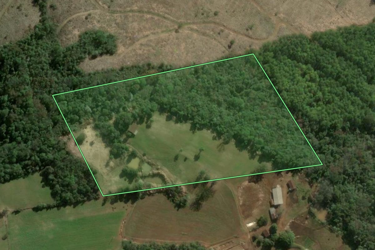 Imagem de satélite do imóvel rural em Ipumirim (SC), com o contorno declarado no CAR desenhado por cima.