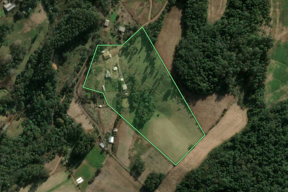 Imagem de satélite do imóvel rural em Ipumirim (SC), com o contorno declarado no CAR desenhado por cima.