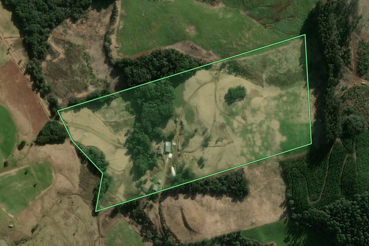 Imagem de satélite do imóvel rural em Ipumirim (SC), com o contorno declarado no CAR desenhado por cima.