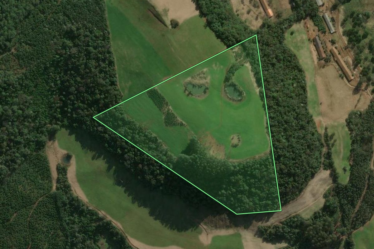Imagem de satélite do imóvel rural em Ipumirim (SC), com o contorno declarado no CAR desenhado por cima.