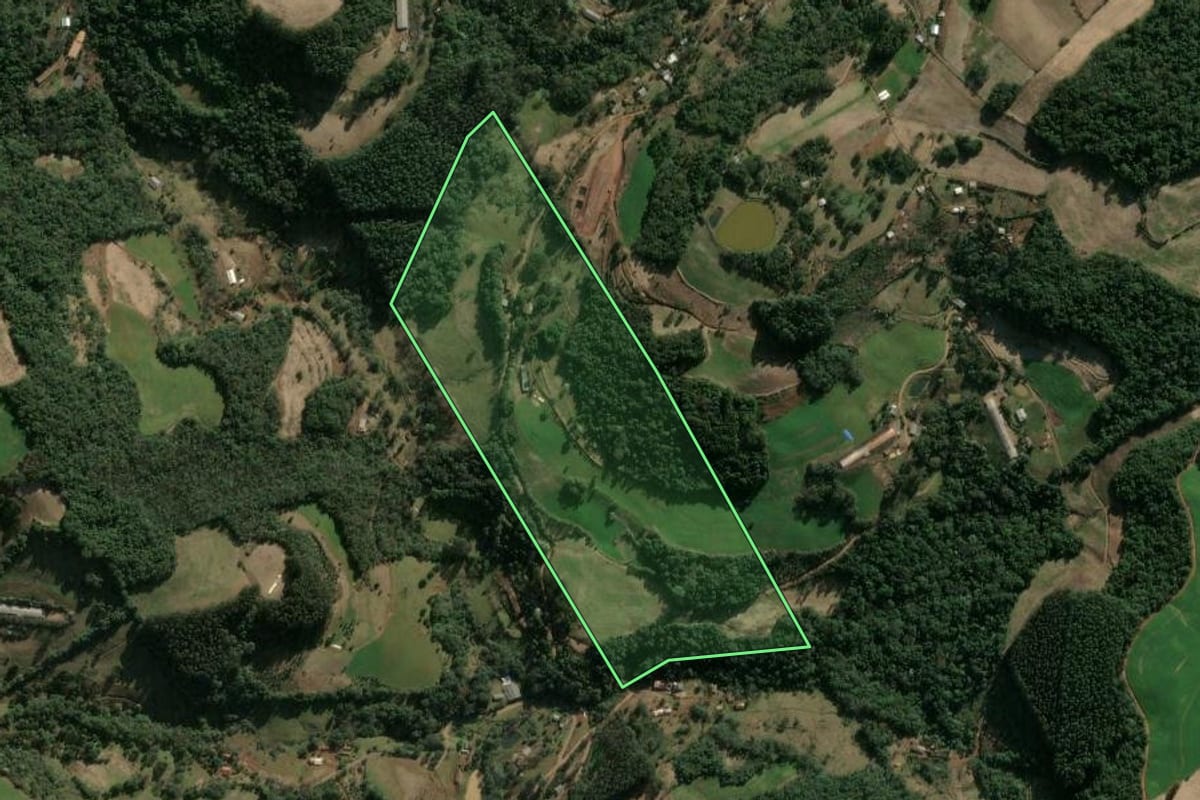 Imagem de satélite do imóvel rural em Ipumirim (SC), com o contorno declarado no CAR desenhado por cima.