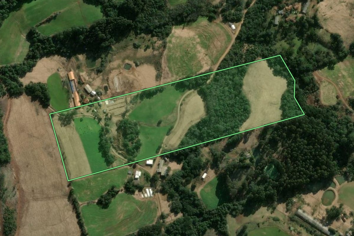 Imagem de satélite do imóvel rural em Ipumirim (SC), com o contorno declarado no CAR desenhado por cima.