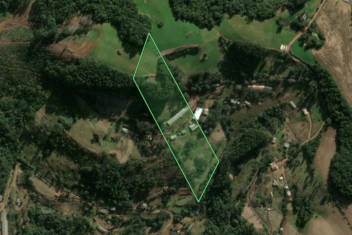 Imagem de satélite do imóvel rural em Ipumirim (SC), com o contorno declarado no CAR desenhado por cima.