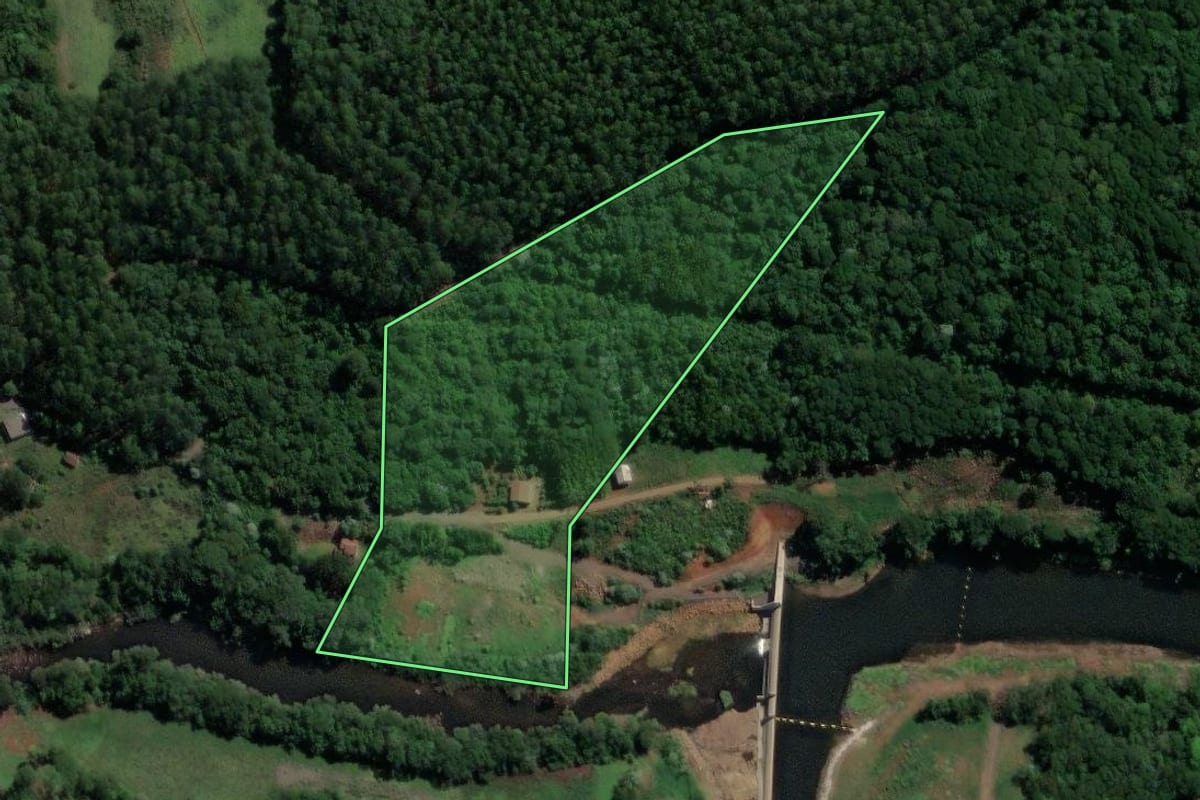 Imagem de satélite do imóvel rural em Ipumirim (SC), com o contorno declarado no CAR desenhado por cima.