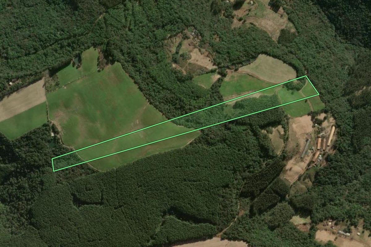Imagem de satélite do imóvel rural em Ipumirim (SC), com o contorno declarado no CAR desenhado por cima.