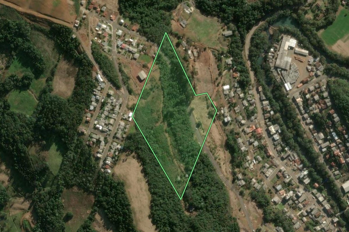 Imagem de satélite do imóvel rural em Ipumirim (SC), com o contorno declarado no CAR desenhado por cima.