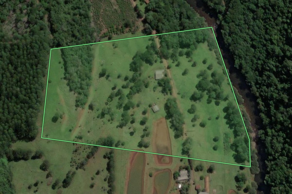Imagem de satélite do imóvel rural em Ipumirim (SC), com o contorno declarado no CAR desenhado por cima.