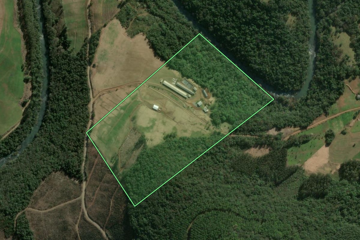Imagem de satélite do imóvel rural em Ipumirim (SC), com o contorno declarado no CAR desenhado por cima.