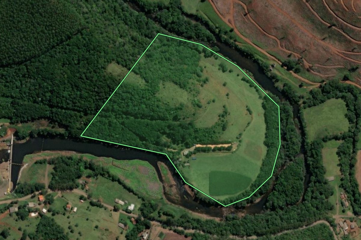 Imagem de satélite do imóvel rural em Ipumirim (SC), com o contorno declarado no CAR desenhado por cima.
