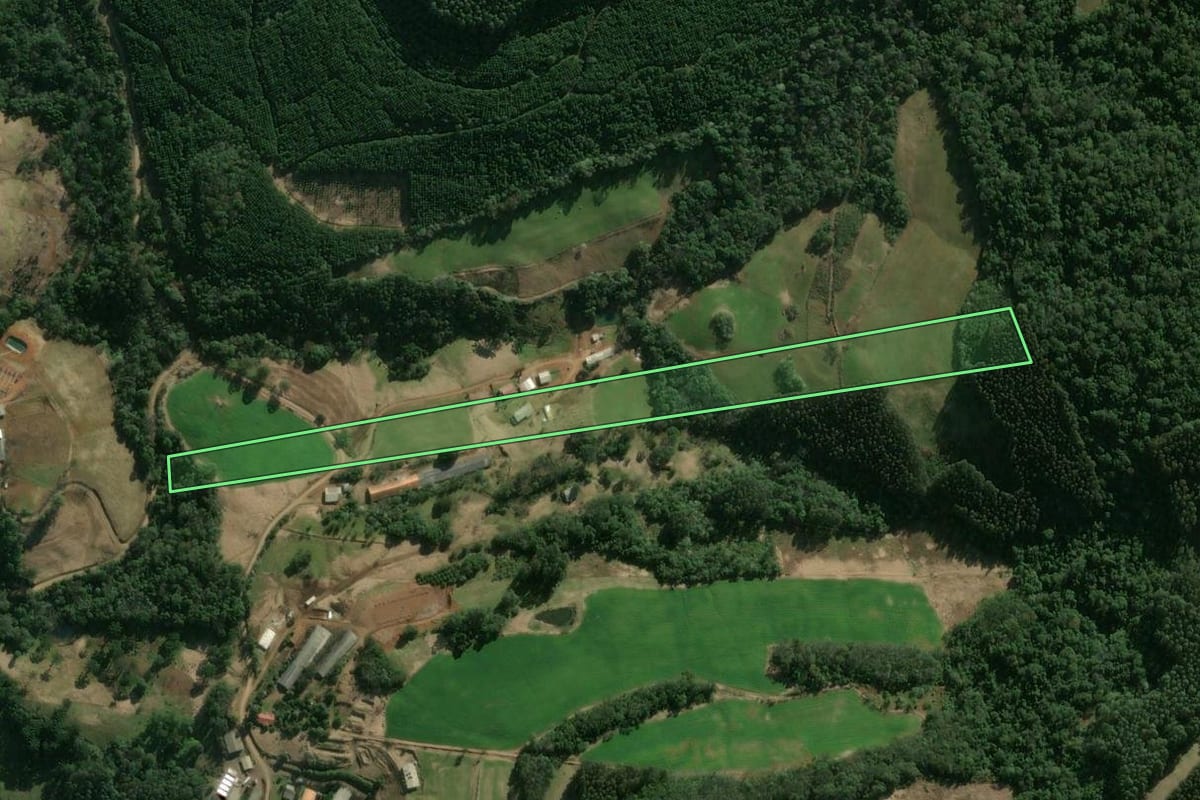 Imagem de satélite do imóvel rural em Ipumirim (SC), com o contorno declarado no CAR desenhado por cima.