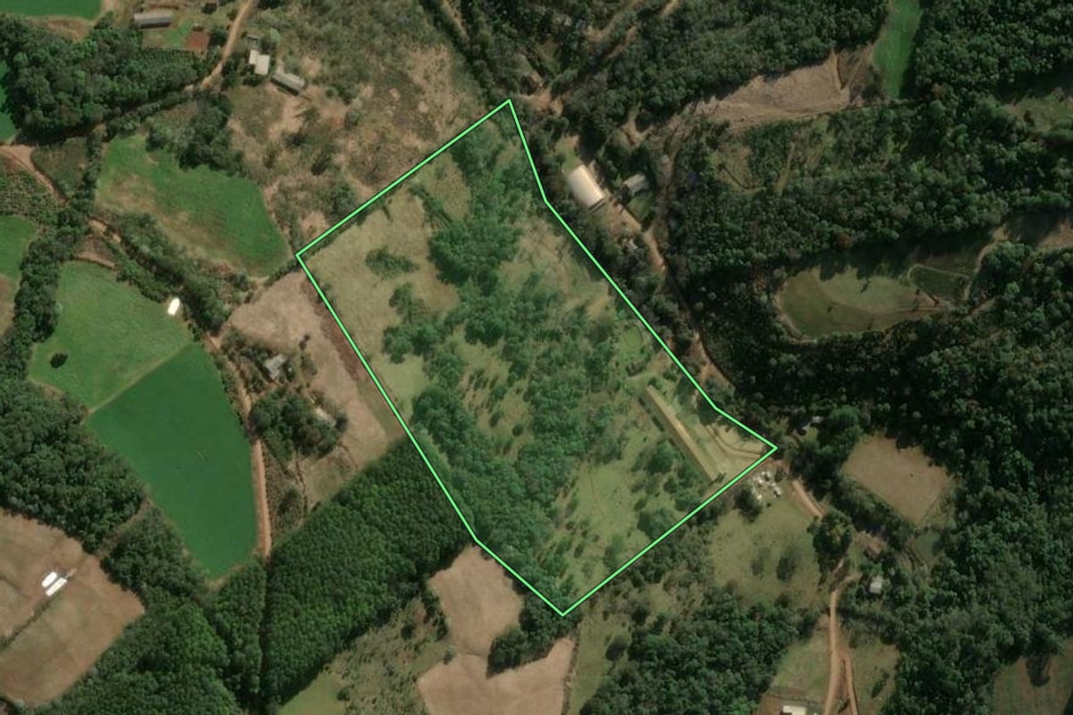 Imagem de satélite do imóvel rural em Ipumirim (SC), com o contorno declarado no CAR desenhado por cima.