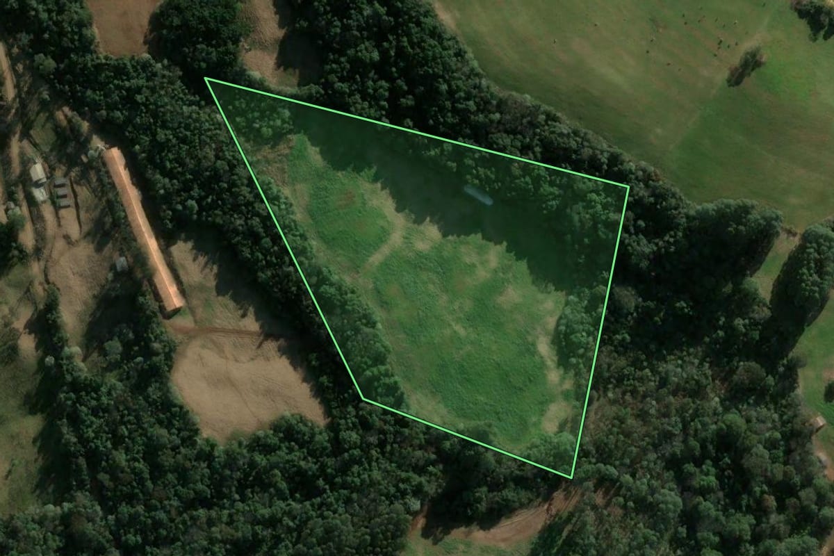 Imagem de satélite do imóvel rural em Ipumirim (SC), com o contorno declarado no CAR desenhado por cima.