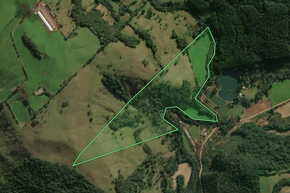 Imagem de satélite do imóvel rural em Ipumirim (SC), com o contorno declarado no CAR desenhado por cima.