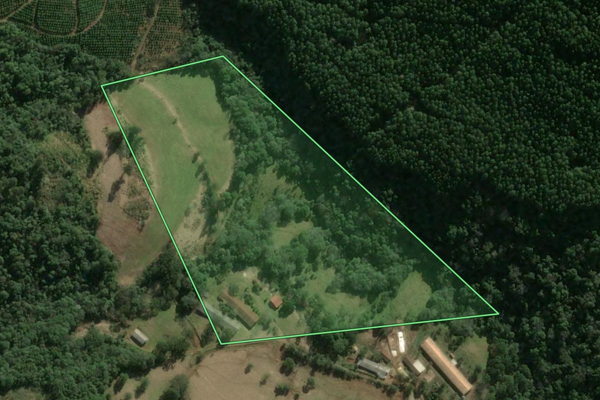 Imagem de satélite do imóvel rural em Ipumirim (SC), com o contorno declarado no CAR desenhado por cima.