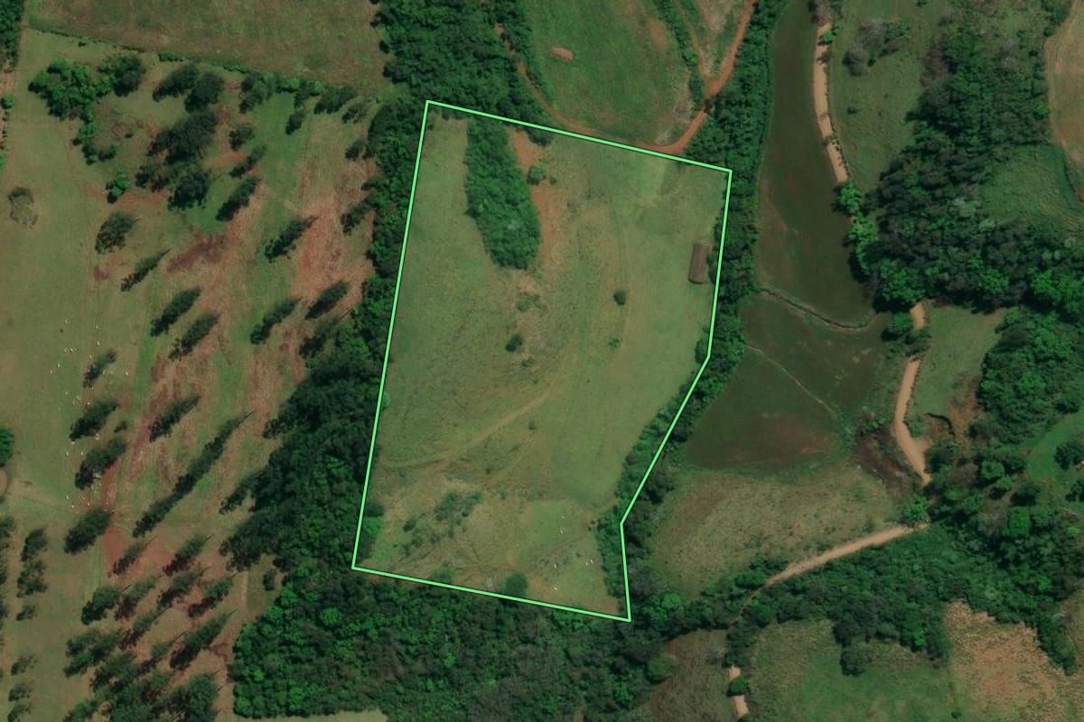 Imagem de satélite do imóvel rural em Iraceminha (SC), com o contorno declarado no CAR desenhado por cima.