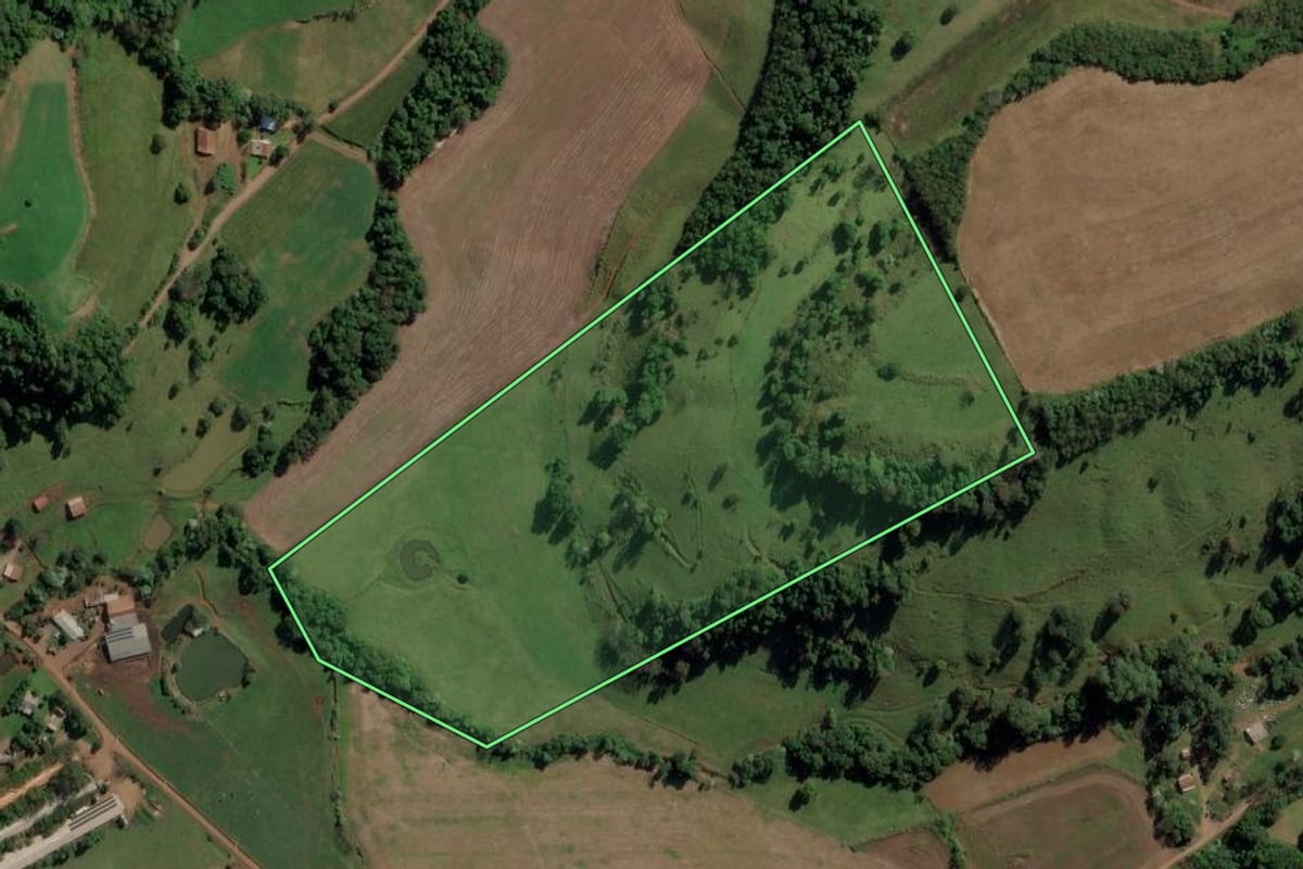 Imagem de satélite do imóvel rural em Iraceminha (SC), com o contorno declarado no CAR desenhado por cima.